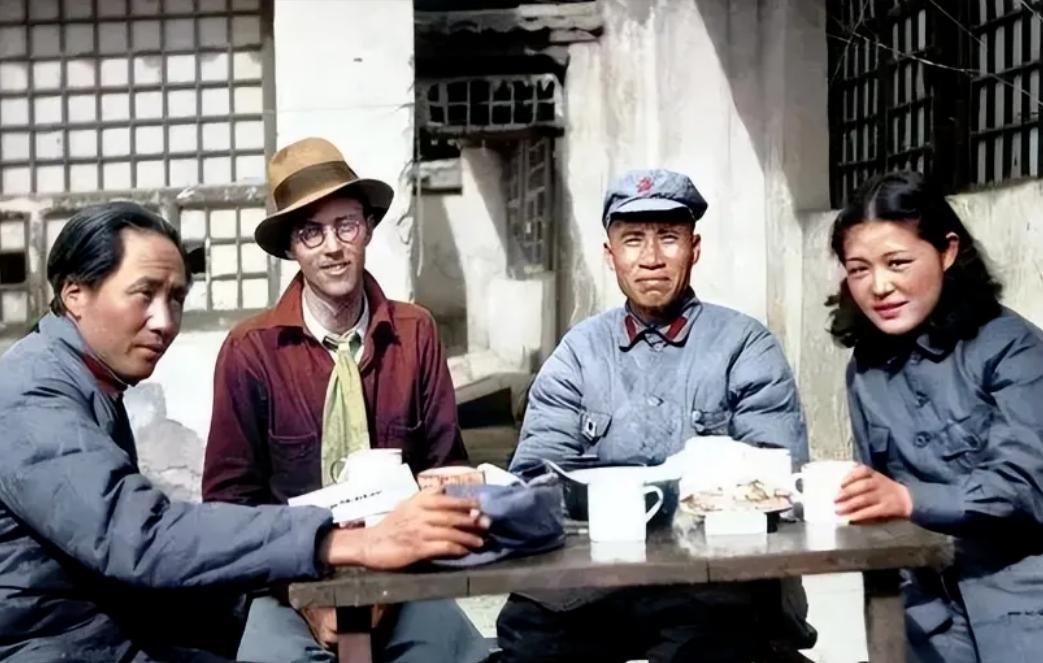 伟人就是伟人，哪怕穿着再简朴，哪怕黝黑的皮肤堪比一个历经沧桑的老农，也掩饰不住他
