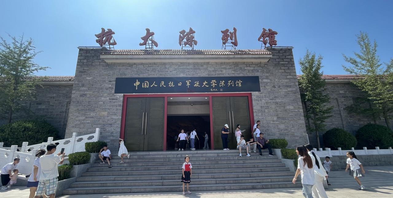 今天带娃参观了抗大纪念馆，又一次领略了伟人的风光。
中国人民抗日军政大学陈列馆展