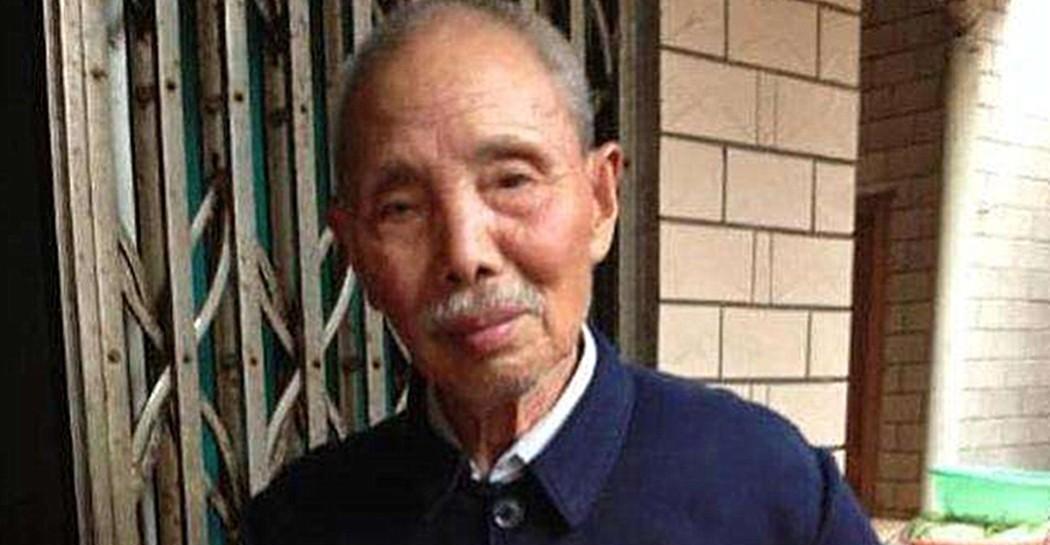 2003年，一男子喝醉掉河里，67岁拾荒老汉舍命救他。男子为报恩，把老汉接回家照
