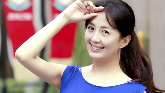 杨童舒现代装，知性大方，清新脱俗