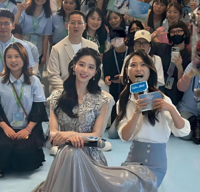 刘诗诗的举动￼女孩子保护女孩子 给她点赞