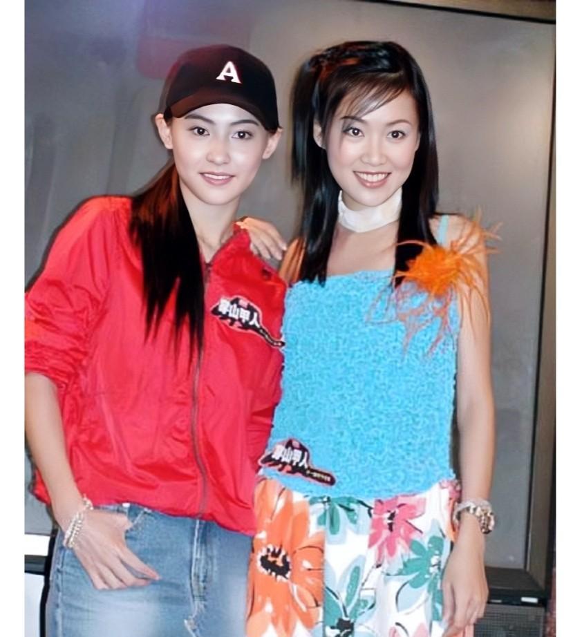 2001年，21岁的张柏芝和32岁梁小冰在香港的留影旧照，不愧是“玉女掌门人”与
