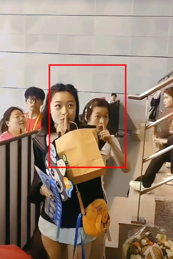 全红婵的高情商和好人品值得大家学习。

在全红婵从跳水馆出来时，站在一旁的观众高