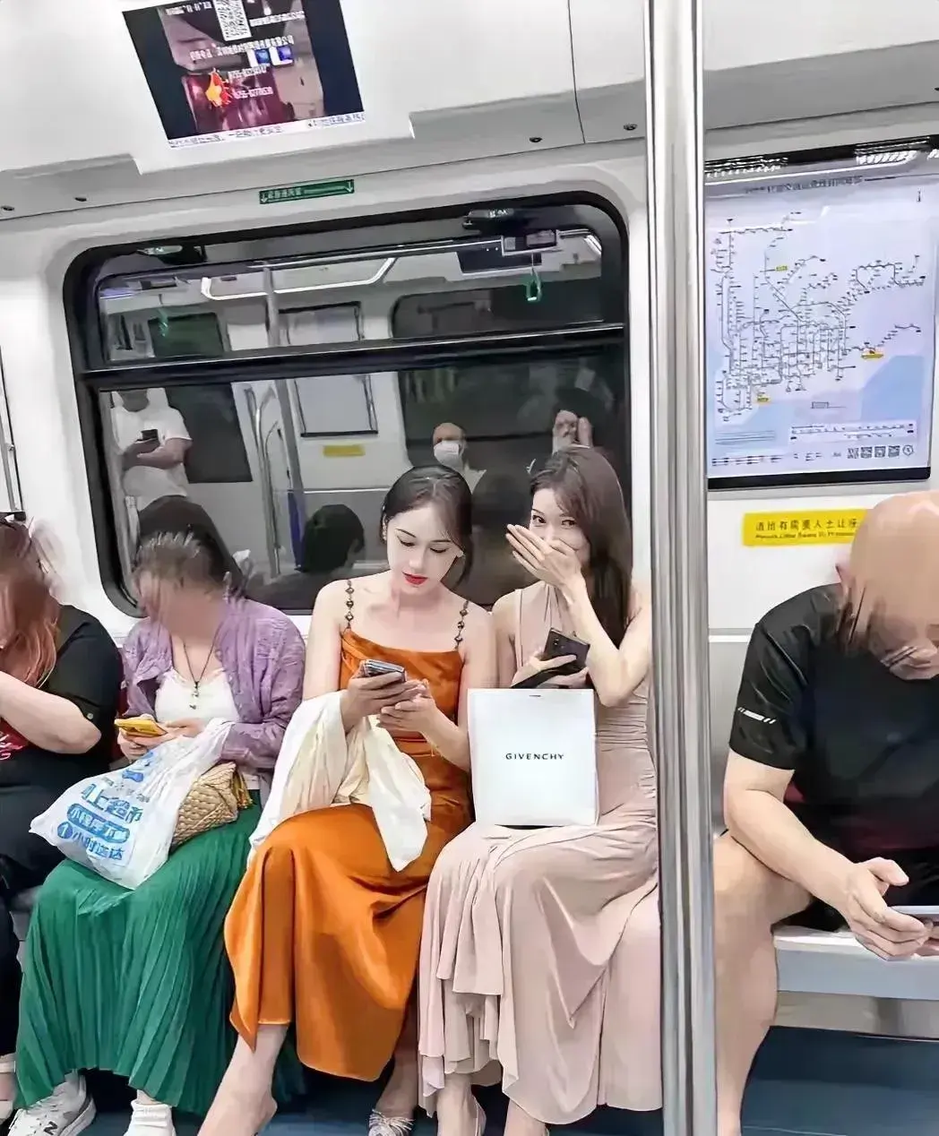 我去，被发现了，对我笑是啥意思？