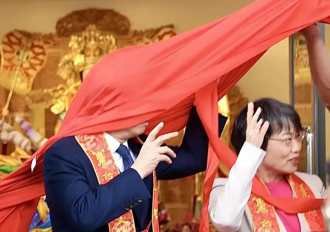 不管“绿蓝白”，最终中国红。