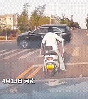 女子面对车祸，不仅反应很快，而且还帮助视频车避免了碰撞。此时此刻，她把“丢车保帅
