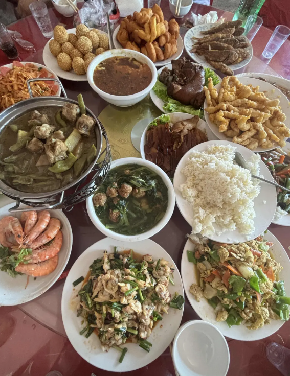 还是农村坐席的饭菜好吃。最起码能吃饱。不像城里，看起来高大上，但满满一桌子菜，我