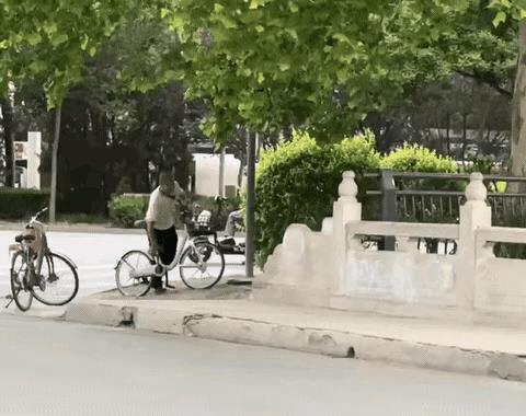 这是某地监控所录下的一小段视频……人行道中央停放着一辆共享单车，（当然应该停到墙