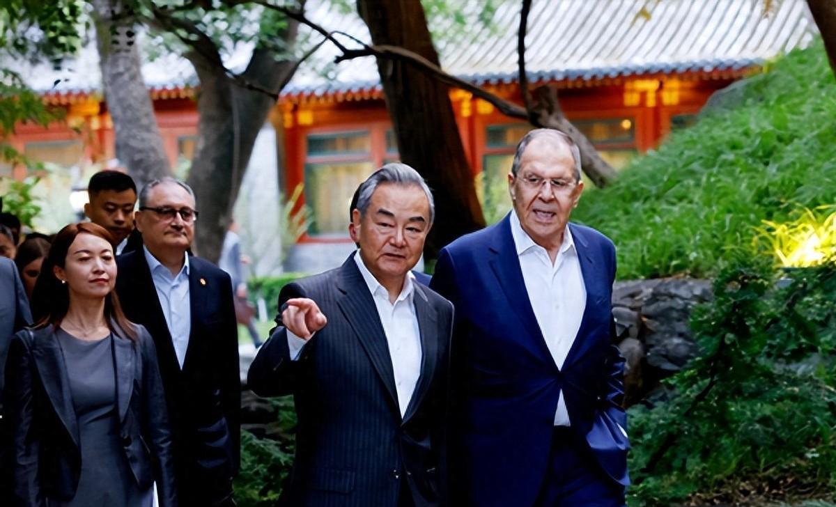 特朗普对俄大动作前再提中国，普京一时难断喜忧，王毅早已送出16字箴言，美方该听听