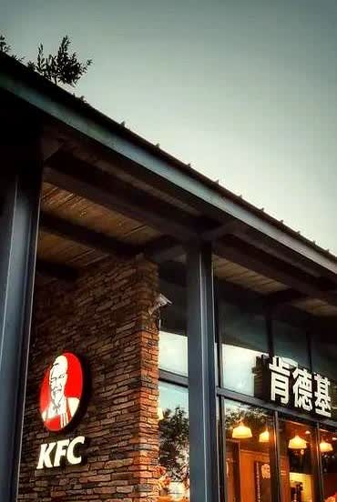 袁鸣，这位知名主持人的婚姻生活一直是大众瞩目的焦点。

她经历了多段婚姻，如