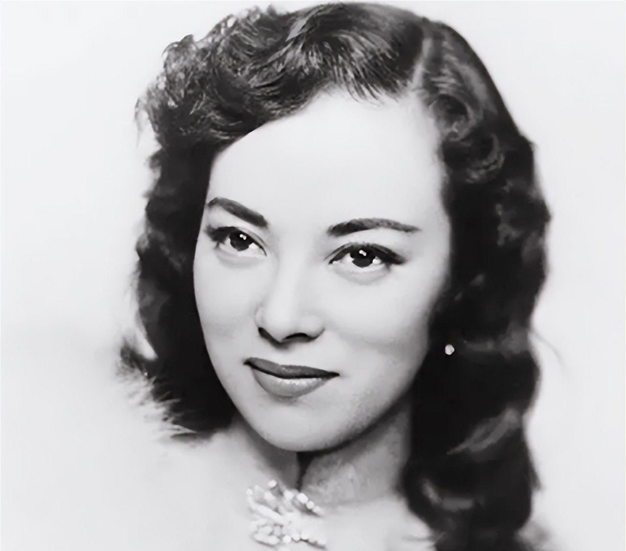 1945年，李香兰与川岛芳子共同被判为汉奸罪执行枪决，临刑前她解开衣带，从贴身内