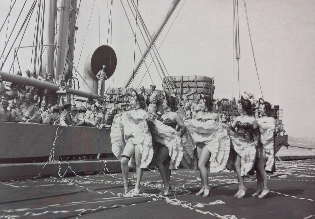 1951年6月18日五名身材匀称的西雅图女孩跳着康康舞欢迎从朝鲜回国军人。当天1
