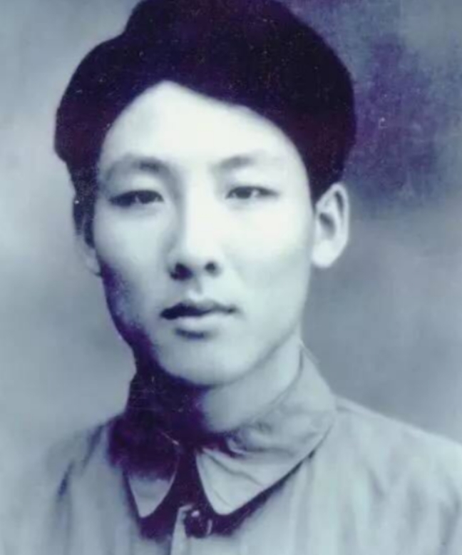 东方红卫星”超重，孙家栋坚持拆掉毛主席像章，然而周总理却说道:“你看我们人民大会