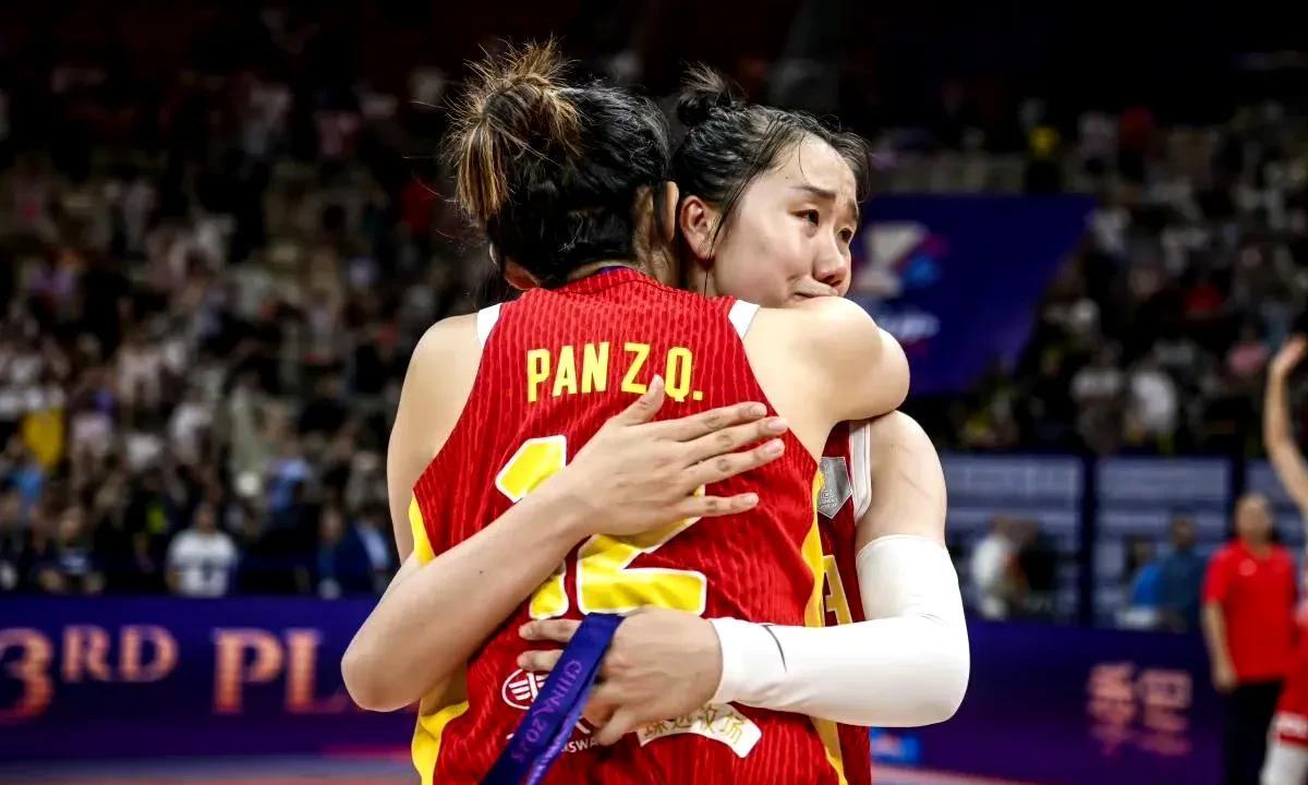 中国女篮众将泪撒赛场！
北京时间7月20日，中国女篮在亚洲杯季军争夺战中以101