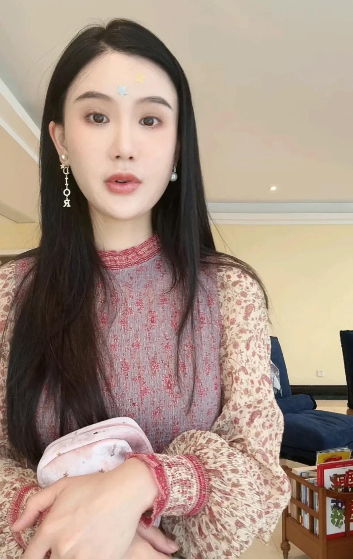 越看楚玲越觉得她其实很可爱，心地也很善良。赖文峰能娶她，肯定是有她的过人之处的，