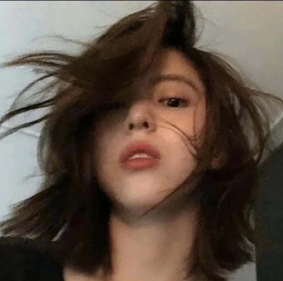 男人接近女人，无非就是想睡。
女人半夜找男人聊天，无非就是缺爱。
世上没有无缘无