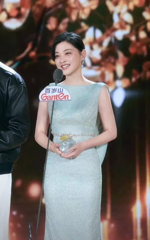 看2025电视剧品质盛典了吗？梅婷的造型太惊艳了，都48岁的人了，状态还这么好。