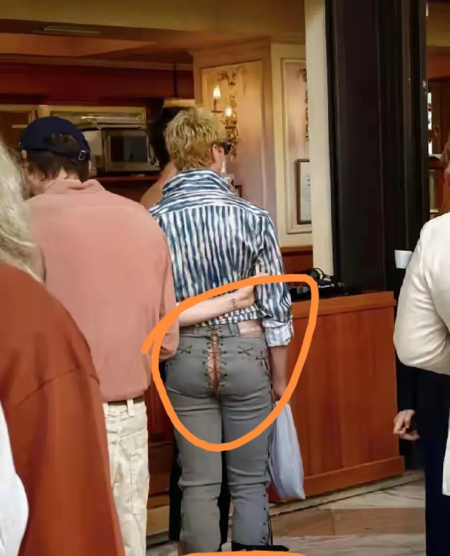 我是看不懂了
现在的服装设计师
这真的好看吗？
这叫时尚吗？
反正我是不敢穿