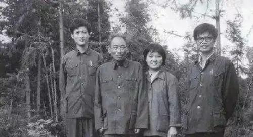 1953年，毛主席来到陈独秀的老家安庆视察。突然，毛主席问工作人员：“陈独秀家还