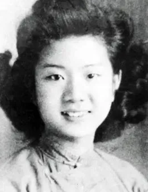 1949年，刘惜芬被捕，审讯时，特务头子毛森用刀划开她的衣服：“你招不招？”见刘