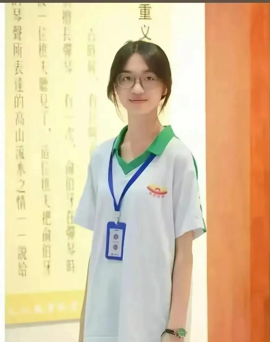 多漂亮的小女孩啊！真的让人感觉好心痛！
近日，海南17岁高一女孩失联，牵动了很多