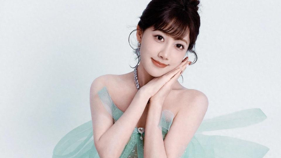 李艺彤分享生日写真美照，蓝色抹胸裙，灵动可爱美得让人移不开眼