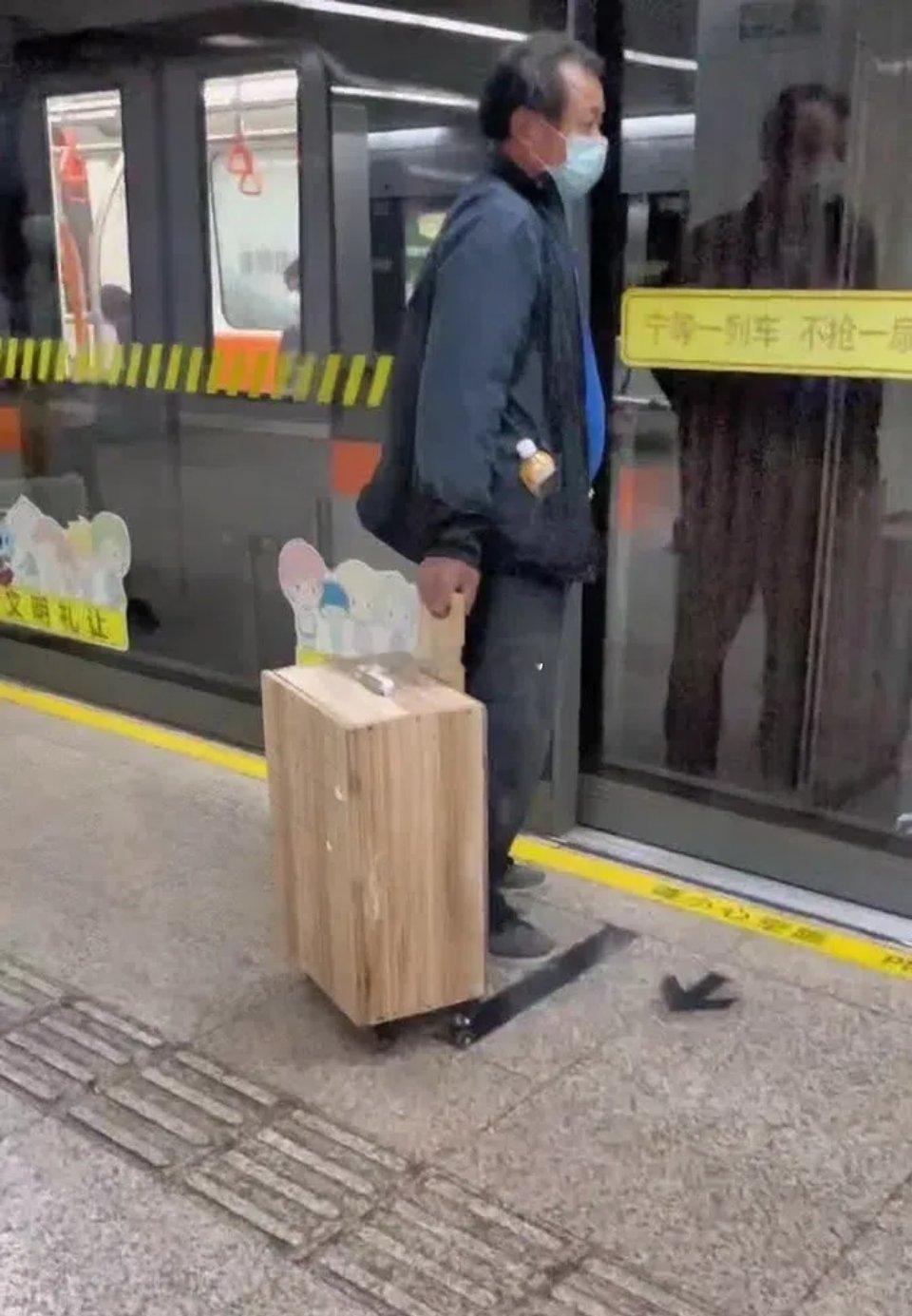 第一次见到有人用这种行李箱，大爷真是走在潮流先锋啊！