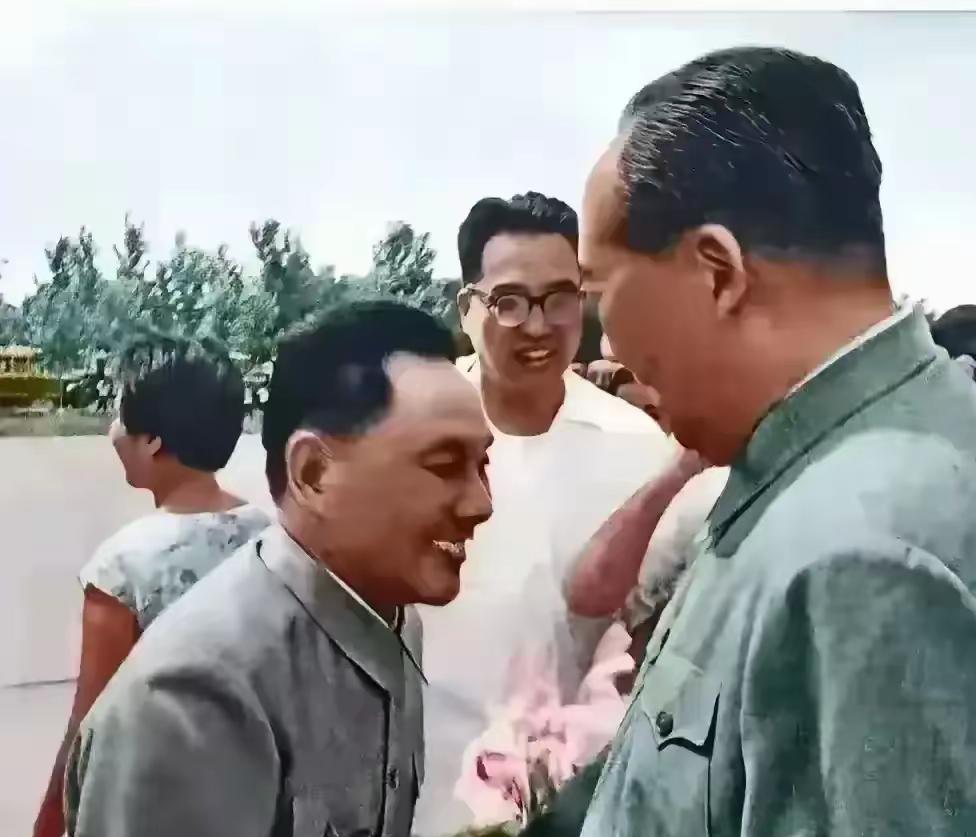 我们今天的幸福是伟人给我们带来的！
两个伟人精彩的瞬间被摄影师拍下，每当看到这幅