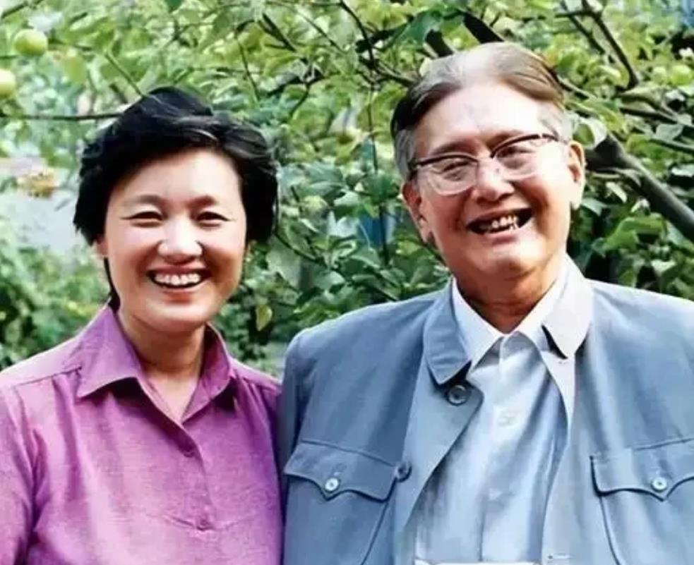 1985年，乔冠华归葬故乡盐城遭到拒绝，妻子章含之无奈之下找到一个人帮忙，此人在