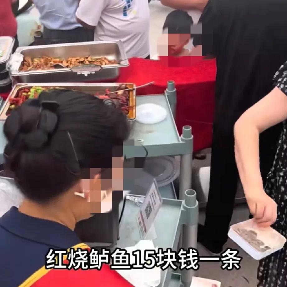 安徽寿县餐饮店上街摆摊，价格比自己做菜还划算
餐饮行业正在经历寒冬，生意惨淡门可