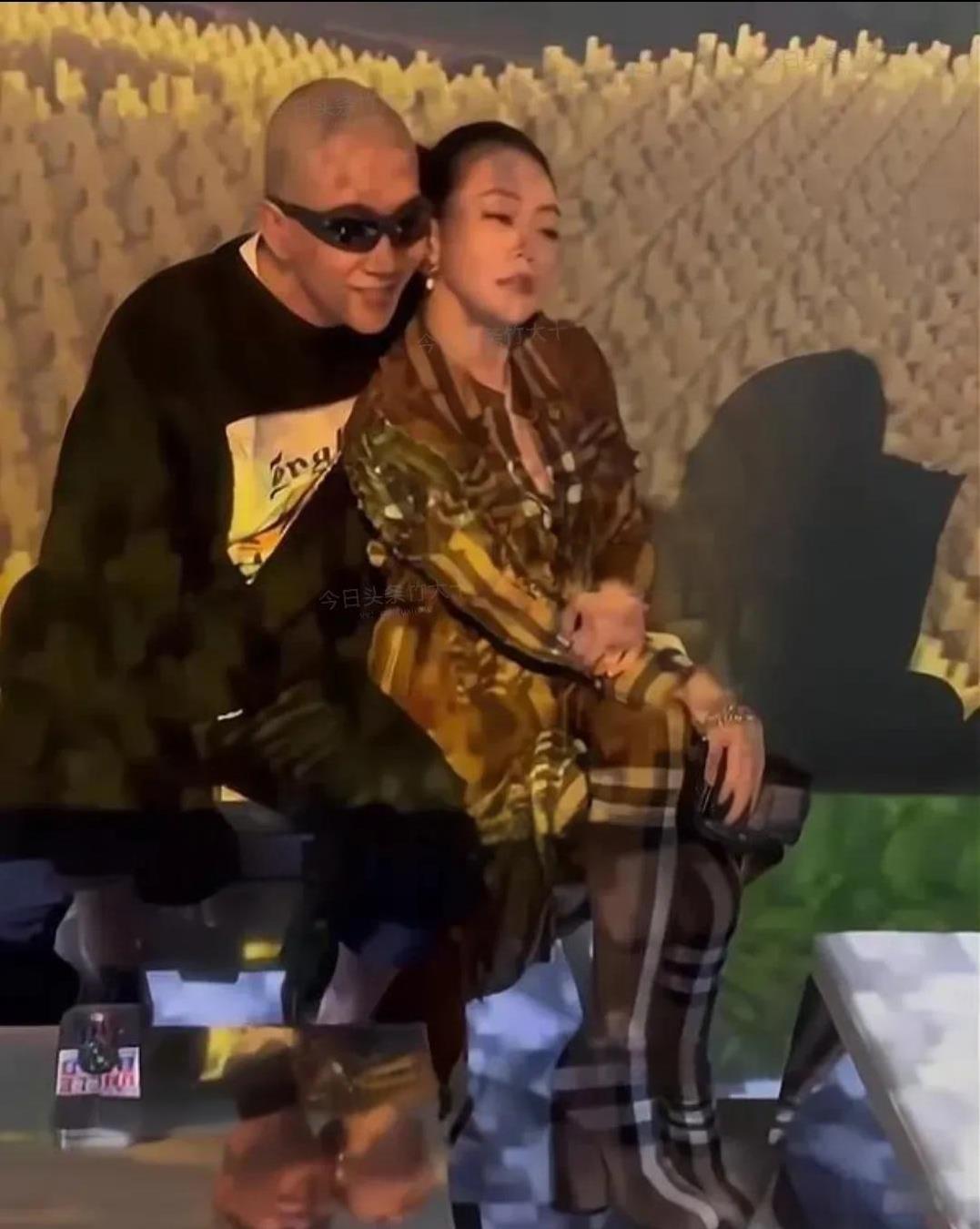 这是小S与姐夫具俊晔的合影，姐夫小姨子表情都很“享受”，让人看了有点“浮想联翩”