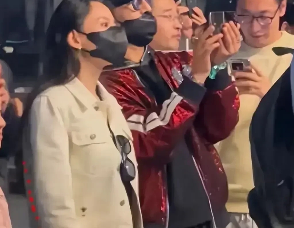 在新疆逛街时，竟意外撞见汪峰带着女朋友森林北！这可太让人惊喜了。本以为会看到光彩