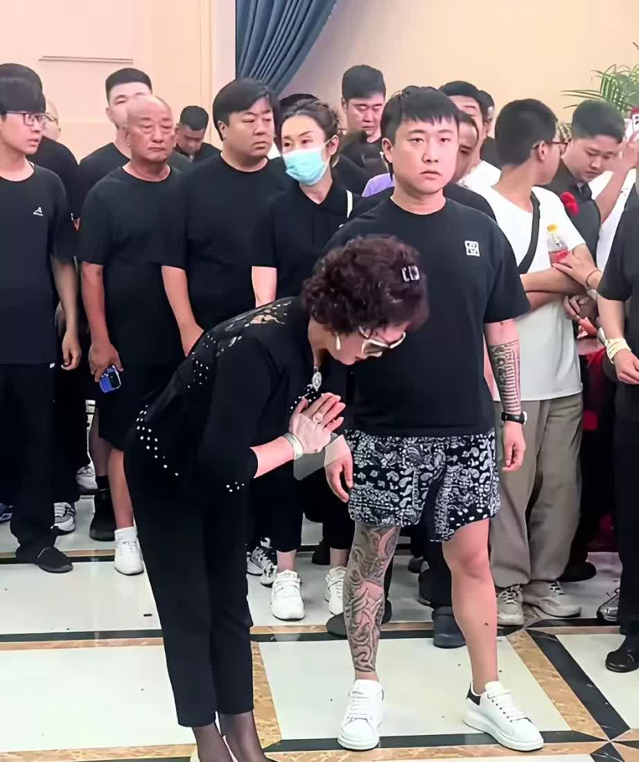 老五婶儿梦真也来吊唁了。
穿了一身黑西装，非常正式，还和家属亲热的拥抱。毕竟和