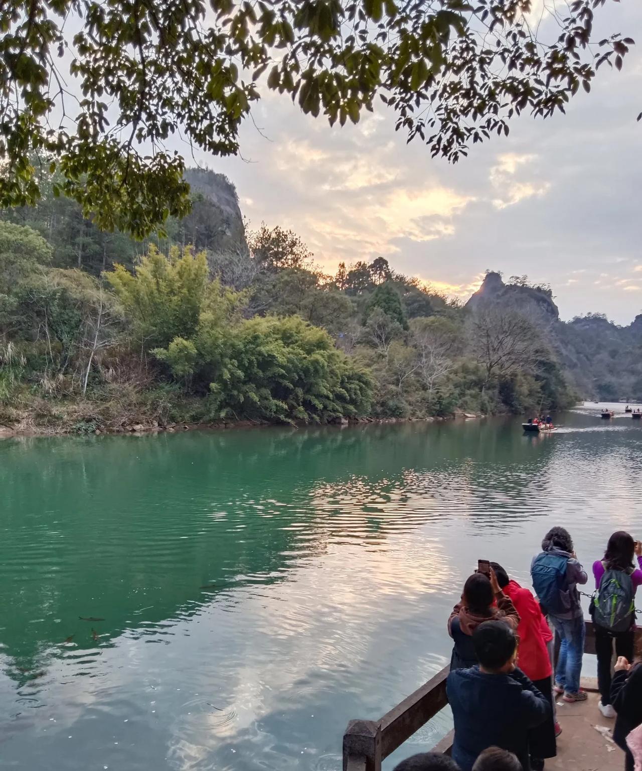 一个博主在工地上瞧见一位五六十岁的农民工正在吃饭，看到他面前摆着一碗杂烩菜，一只