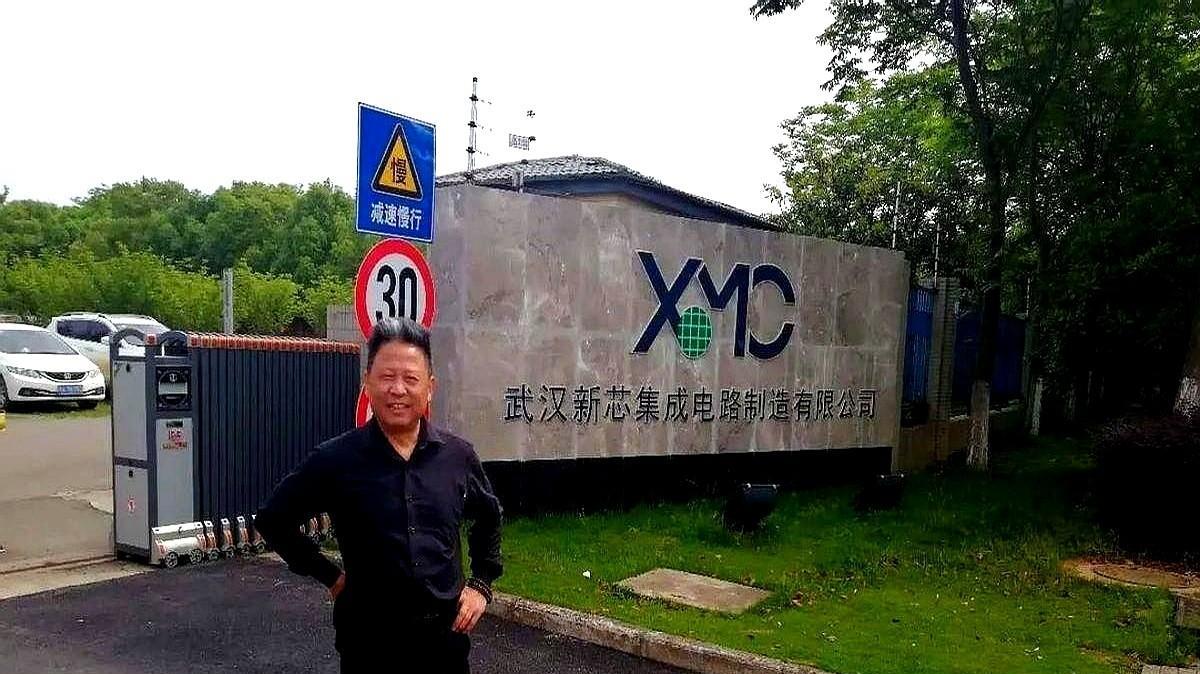 实验室的灯光穿透黑夜，键盘声混着仪器嗡鸣，咖啡杯堆满角落的桌子。
穿白大褂的身影