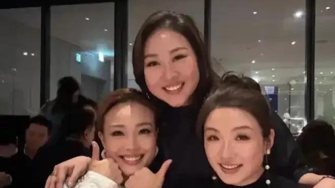 何超琼为干女儿庆生，戴超大宝石戒指比剪刀手，容祖儿惊喜现身