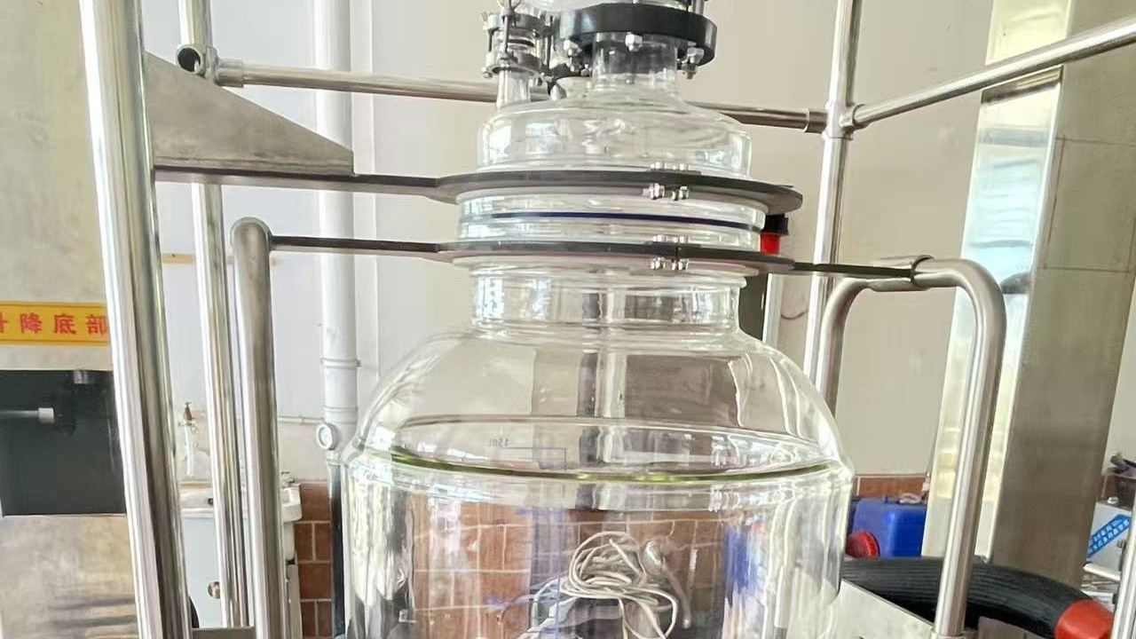 选购双层玻璃反应釜时需要考虑哪些关键参数？