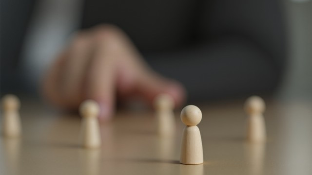 职场怪象解码：为何领导总爱拿"自己人"开刀？