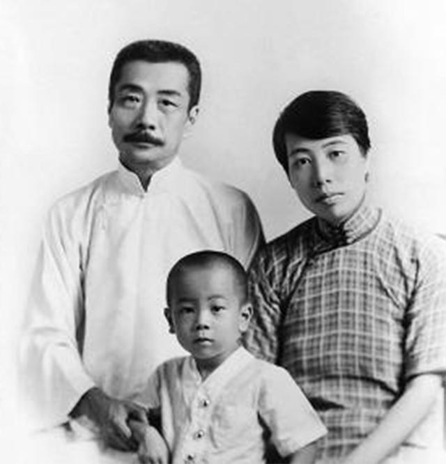 1941年，一个日本兵，对满身伤痕的许广平吼道：“把衣服脱下来！”当时正是冬天，