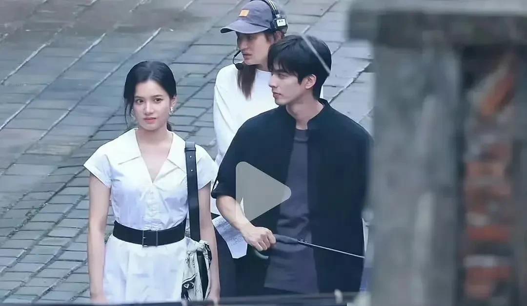内娱现偶剧真的很缺有审美的服化造型团队，张婧仪这脚这鞋子怎么回事？？昨天追了刚更