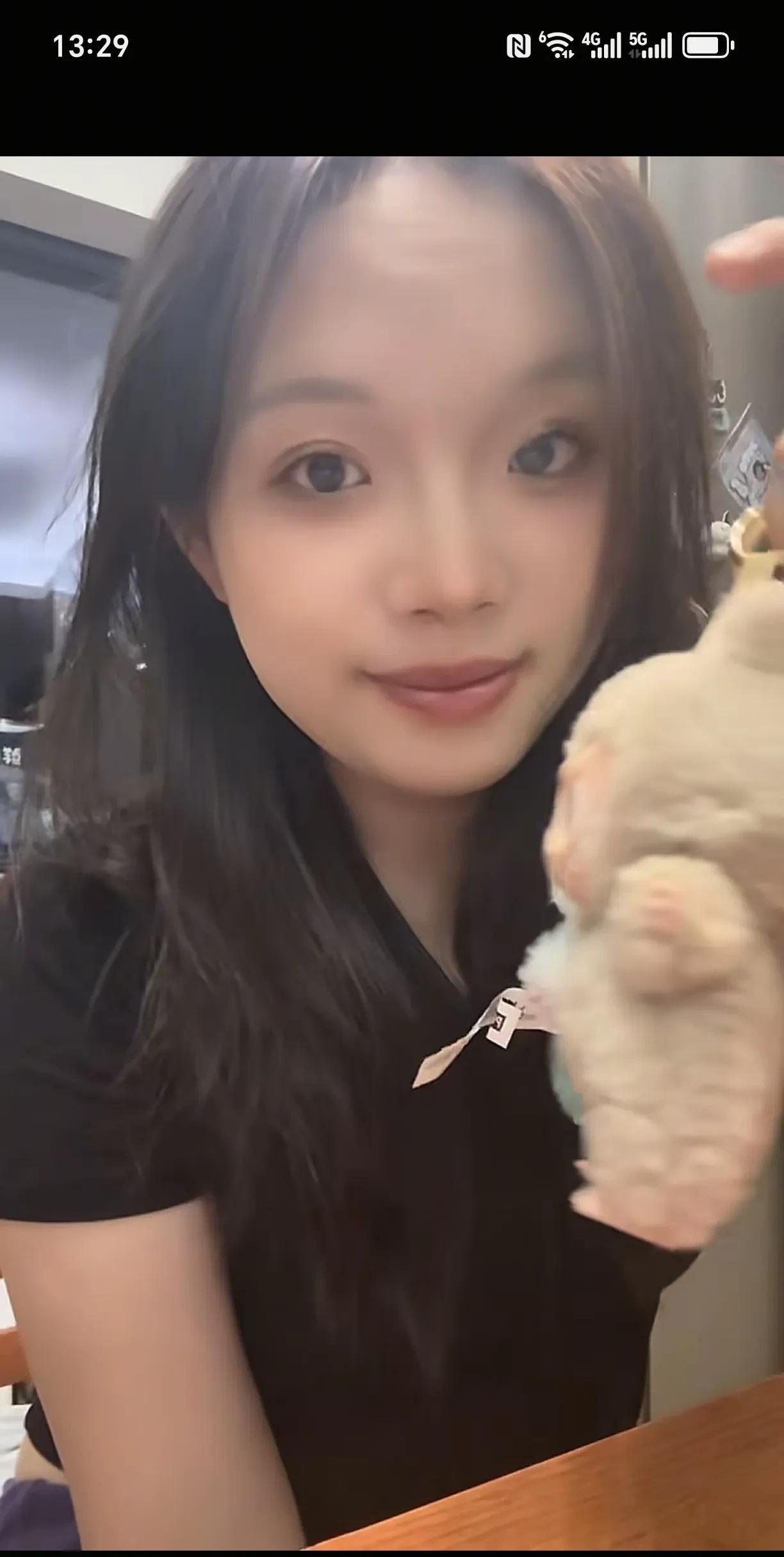 谢浩男大妹的蜕变
大妹才21岁，原本就是青春少女。
这个年龄段无丑女。
谢家四个