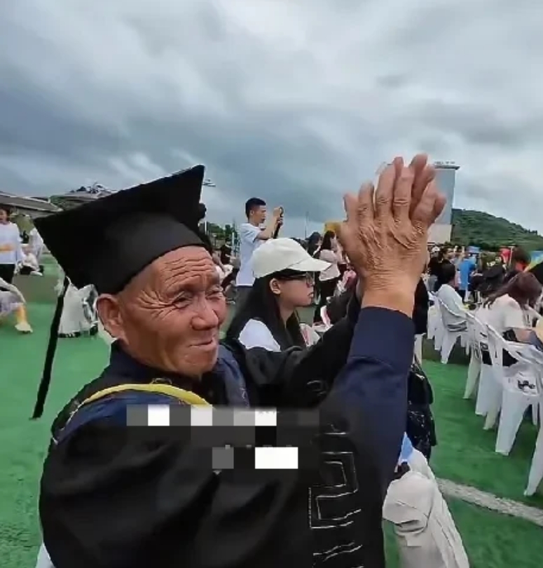 贵阳男生“骗”父亲参加毕业典礼，孝心满满！