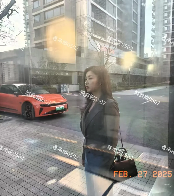 朱珠的美貌被低估了，本人好有气质好有女人味。
她就在窗外拍戏，一身西装长发飘飘，