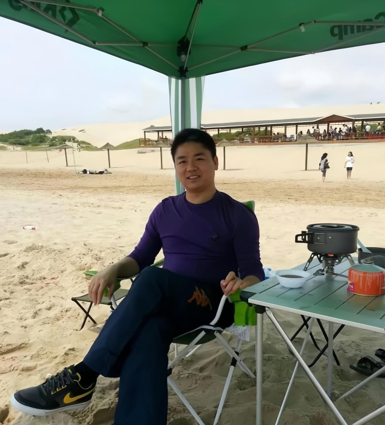 刘强东旧照，2012年沙滩度假，坐在那里微笑面对镜头，很随和的样子。
刘强东属于