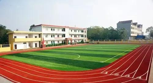 当个小学校长很容易。
小学本质就“小”。20年前，小学教师学历基本是“本地师范学