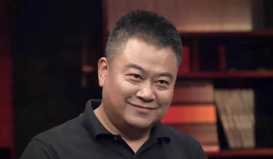 主持人问陈晓卿:“你平时吃外卖吗？”陈晓卿摇摇头:“我从来不吃外卖。”主持人问: