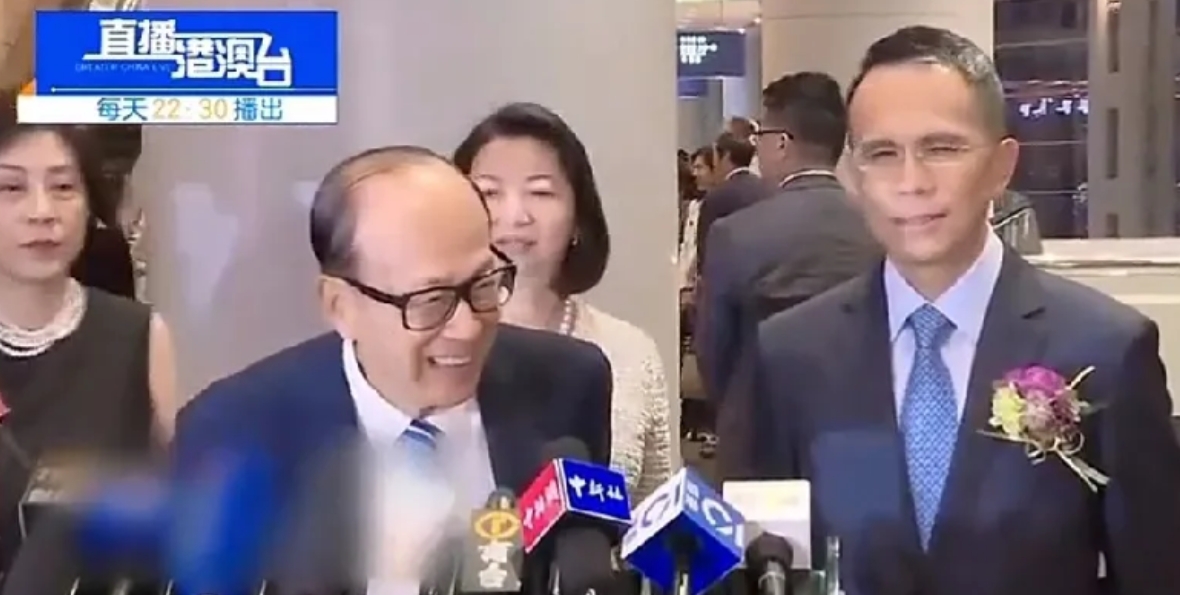 父亲在，永远是个孩子！面对铺天盖地的谩骂，96岁的李嘉诚出来给61岁的大儿子遮风