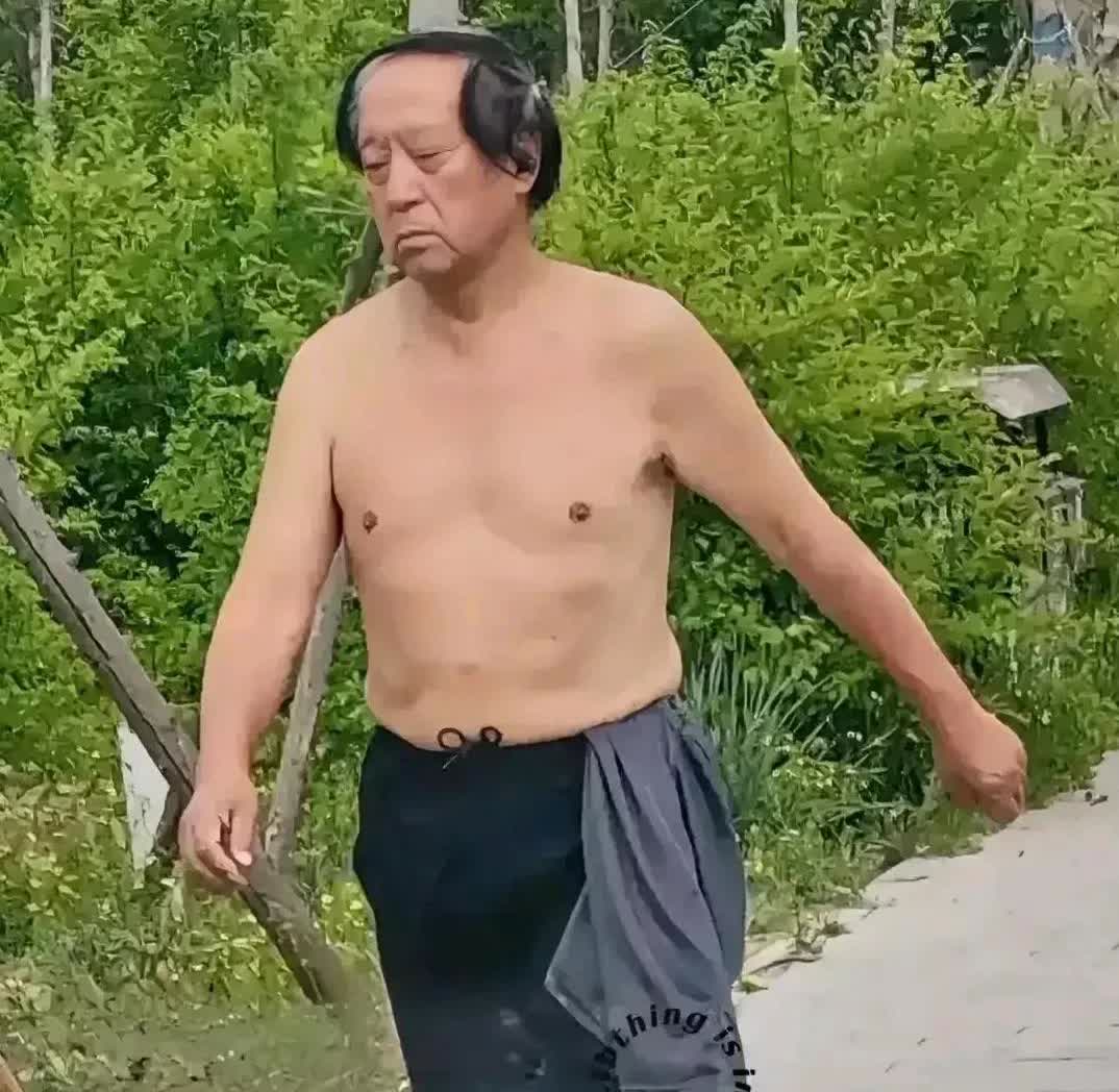 牛群步入老年，离群索居，百事不问，已与时代脱节。不想被时代甩太远只是一种愿望，难