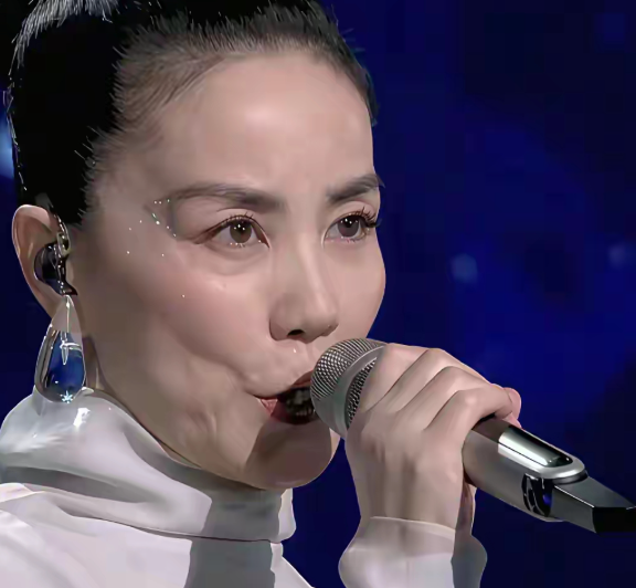 王菲和谢霆锋的年龄差异感还是很明显的
王菲出生于1969年，谢霆锋出生于1980