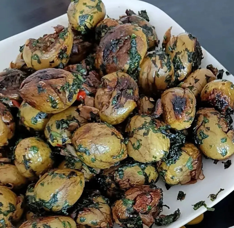 大家知道这个是什么硬菜吗？
看起来很有食欲的样子，这到底是啥呀？